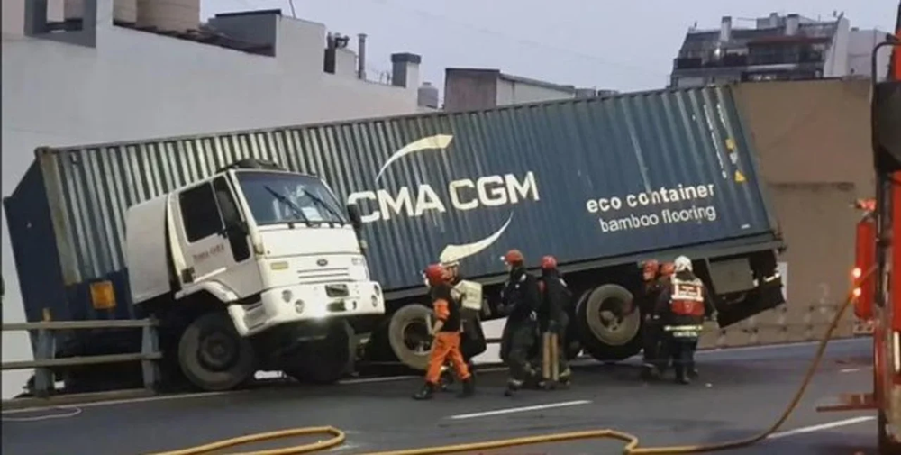 La parte frontal del container, sin carga, de cara a la calle Perú, que fue cortada