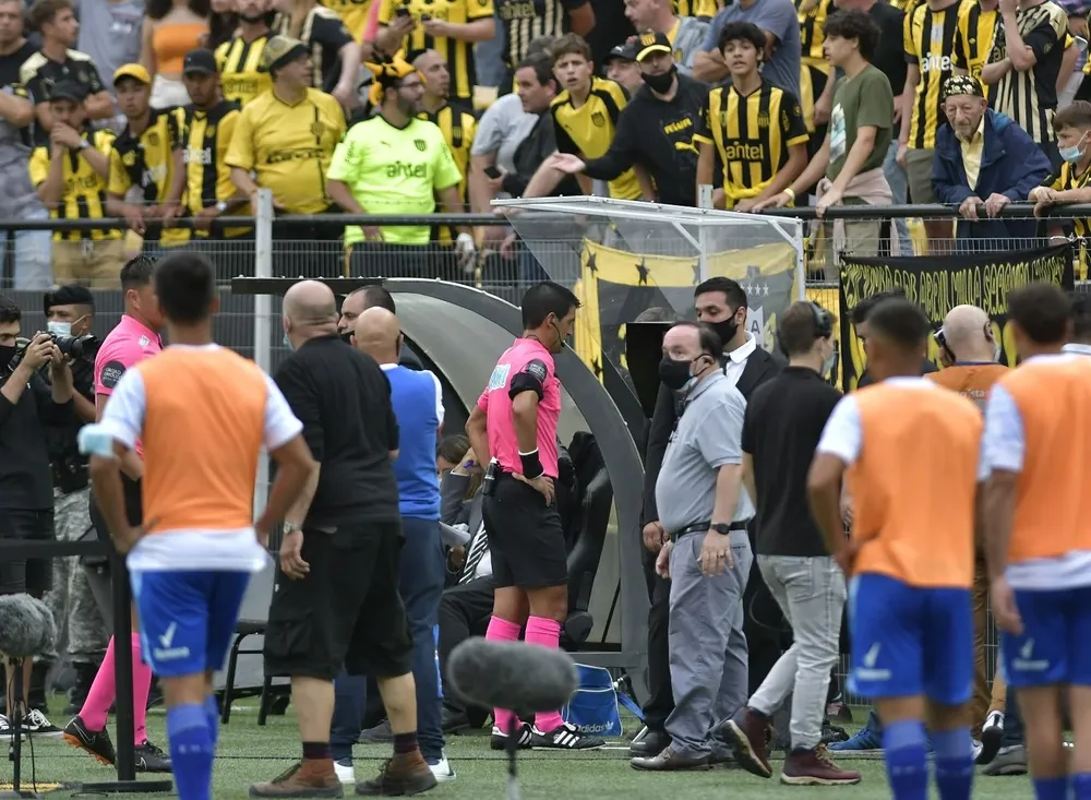 Leódán González en el clásico del Campeón del Siglo