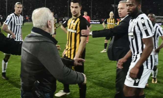 Savvidis con su pistola en el partido ante AEK