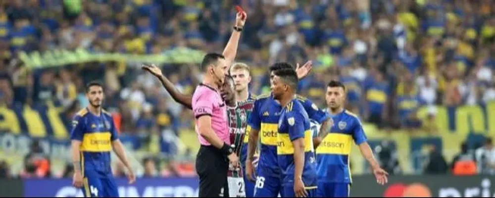 El penal que reclamó todo Boca ante Fluminense y el cachetazo de Fabra que le costó una roja