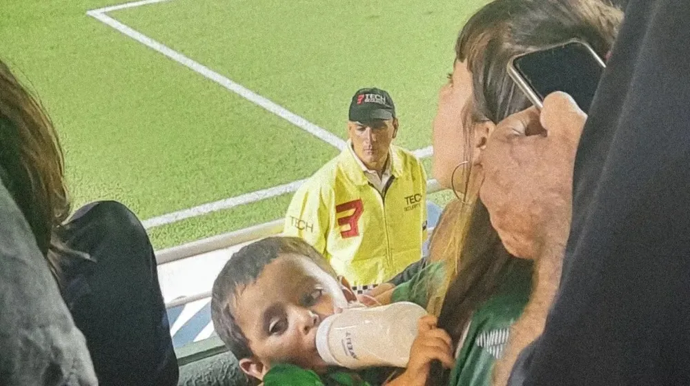 Le sacaron una foto en la cancha de Banfield y destaparon una emotiva historia familiar