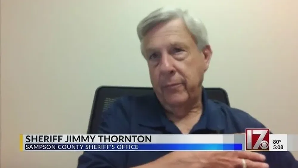 El sheriff del condado de Sampson, Jimmy Thornton, informó sobre las muertes de cinco personas en la ciudad de Clinton