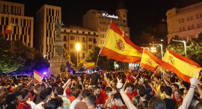Aficionados de la selección española celebran en la Plaza de España de Zaragoza. EFE