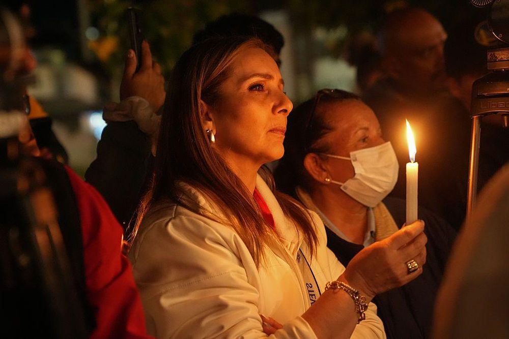 Una multitud se ha congregado frente a la Fundación Santa Fe para orar en silencio por la salud del senador.