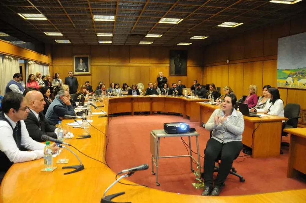 En junio de este año, la senadora Aviaga organizó una mesa sobre acoso laboral