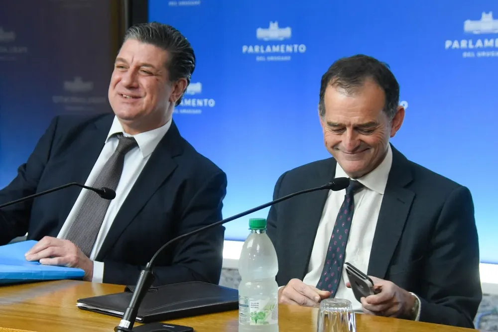 Guido Manini Ríos y su abogado, Ignacio Curbelo.