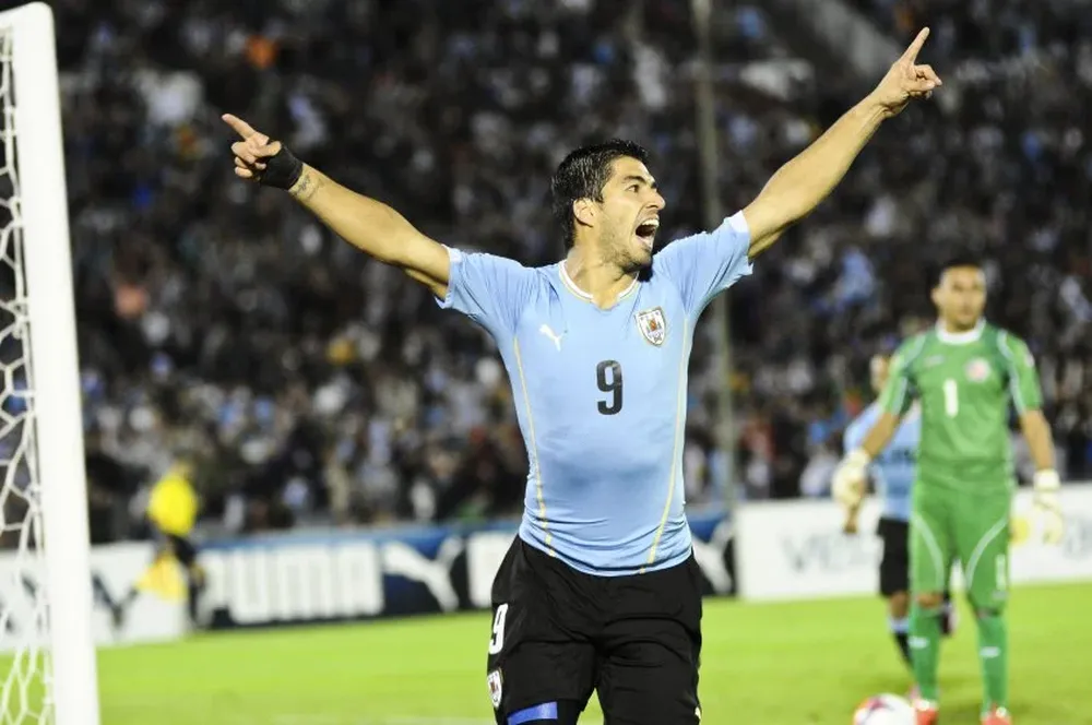 Su emotivo festejo con Walter Ferreira tras marcarle a Inglaterra en Brasil 2014