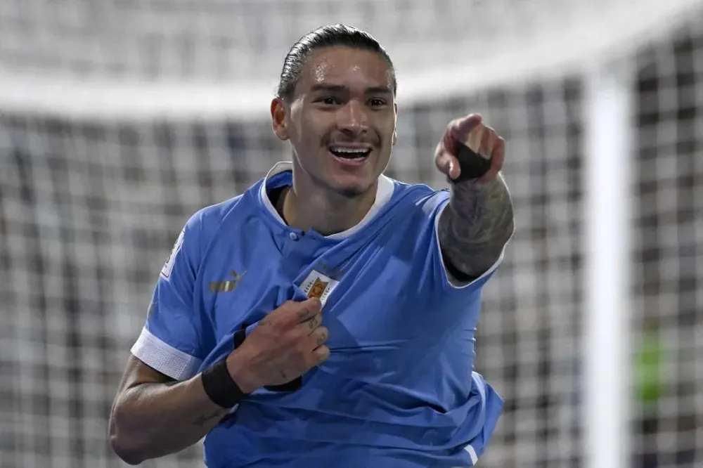 Darwin Núñez y el 2-0 a Argentina ante Dibu Martínez
