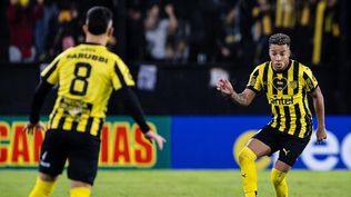 Byron Castillo con la camiseta de Peñarol que dice Olga