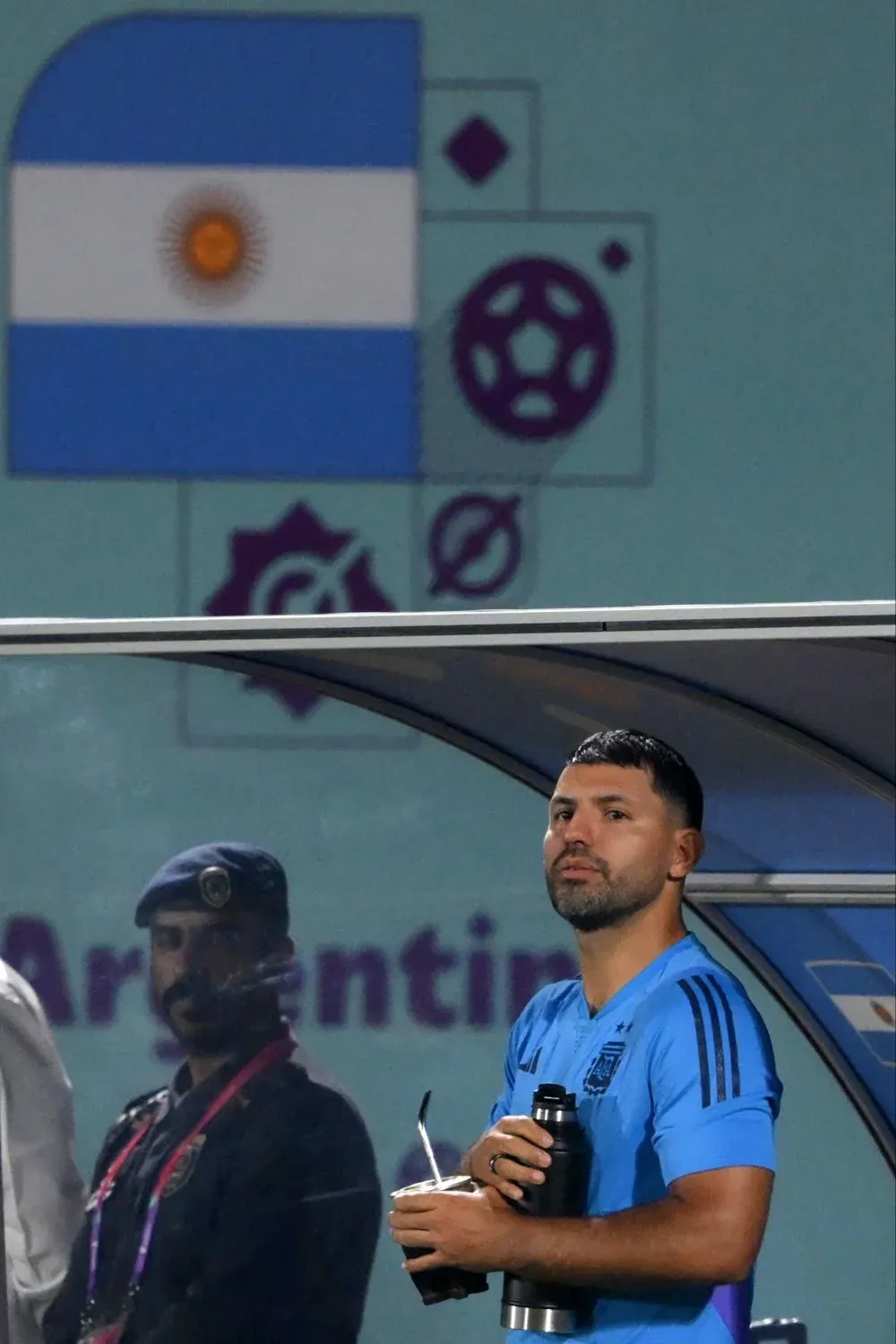 El Kun Agüero, mate en mano y a nivel de cancha