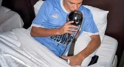 Rodrigo Chagas con la copa en la cama