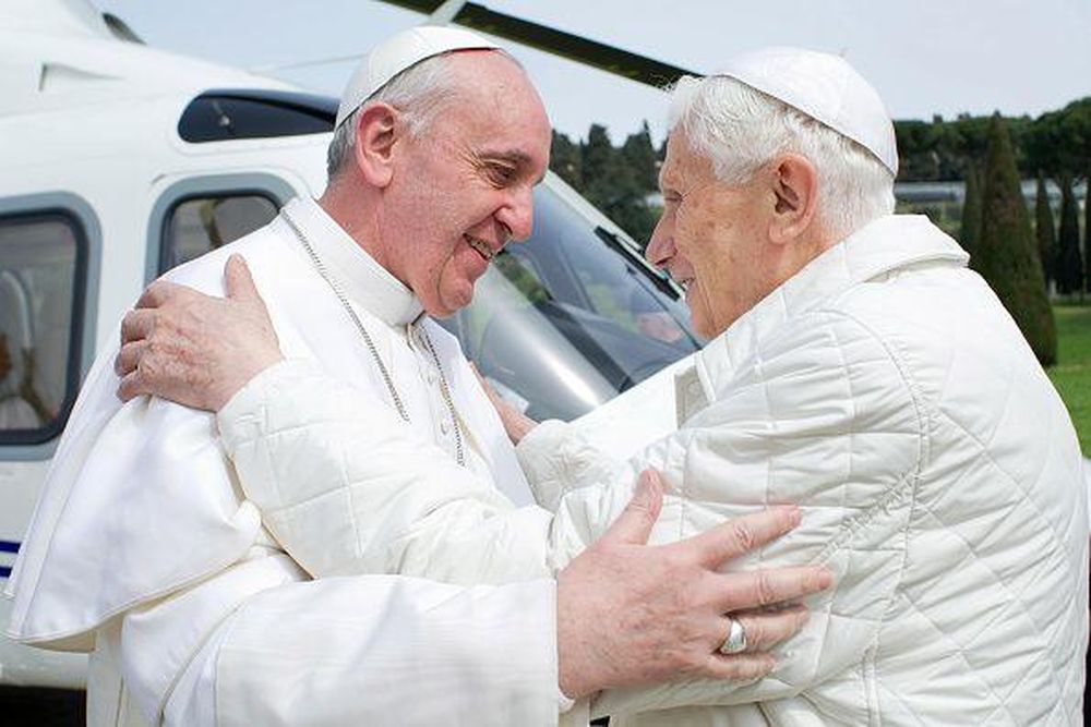 Castel Gandolfo fue escenario de varios hechos hist&oacute;ricos, entre ellos la primera reuni&oacute;n entre un Papa en ejercicio y su antecesor.