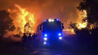 Captura de un video facilitado por la UME, del trabajo de extinción la pasada noche del incendio forestal en Sotillo de La Adrada (Ávila).&nbsp;