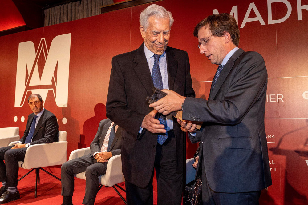 Mario Vargas Llosa y José Luis Martínez Almeida, alcalde de Madrid.
