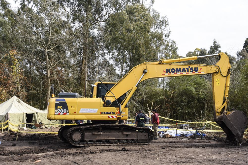 Trabajo de una retroexcavadora en el Batallón 14, donde también se continúan las excavaciones. (Archivo)