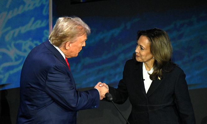 Donald Trump y Kamala Harris se dieron la mano al inicio del debate del 10 de septiembre