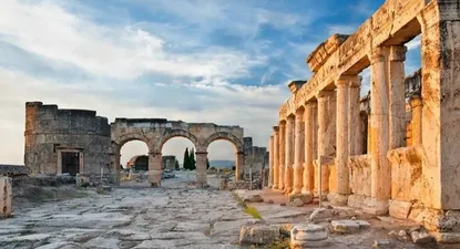 Ruinas de la ciudad de Hierápolis donde se encuentran los restos del santuario de Plutonio