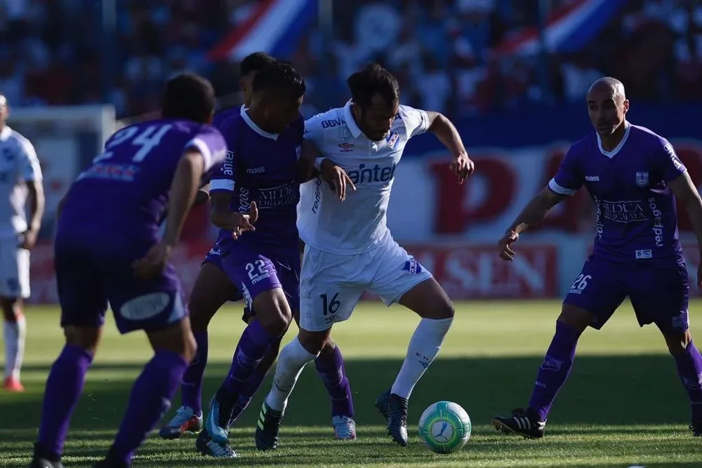 Suárez y Sebastián Rodríguez en Nacional-Defensor Sporting