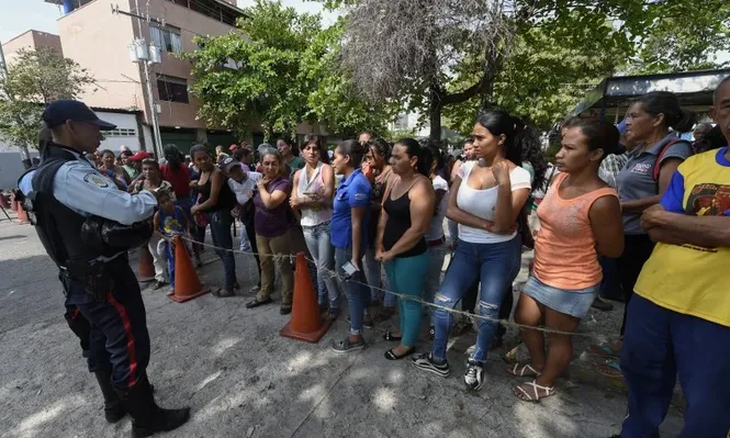 Espero que viva: la angustia reina tras mortal incendio en calabozo venezolano