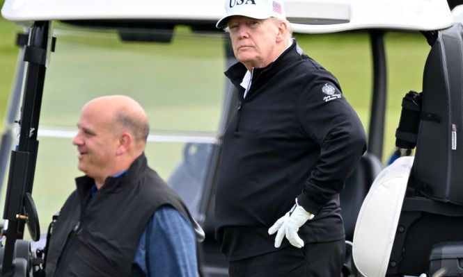 Donald Trump durante su partida de golf en Escocia.