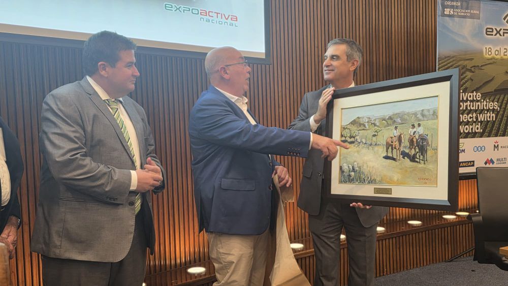 Expoactiva: en el lanzamiento los directores de la exposición de la ARS realizaron un obsequio a las autoridades del BROU.