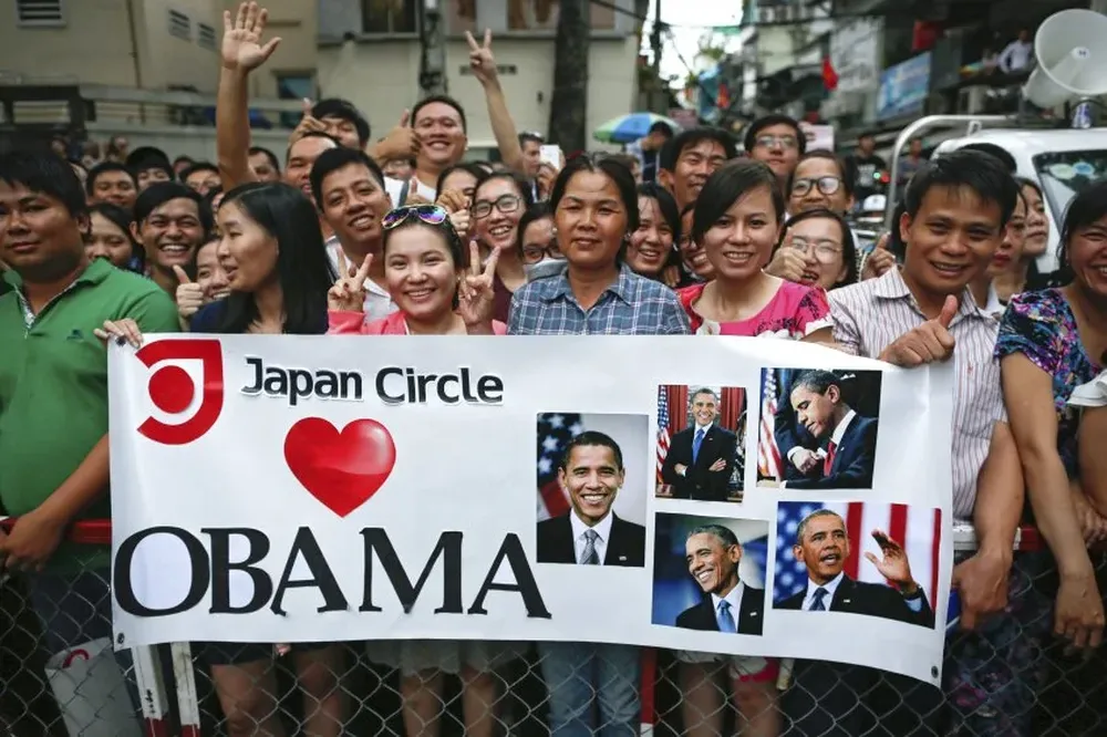 Una multitud espera la llegada del presidente de Estados Unidos, Barack Obama, en Vietnam