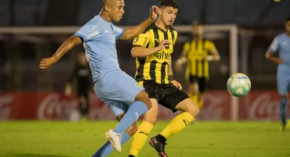 Arismendi y Álvarez Martínez en disputa del balón