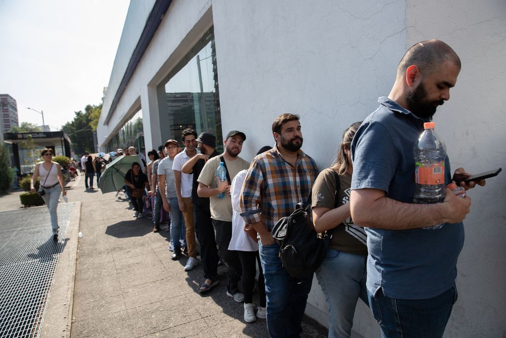 Los ciudadanos hicieron las filas para poder emitir su voto antes del cierre de las mesas electorales. (AFP).