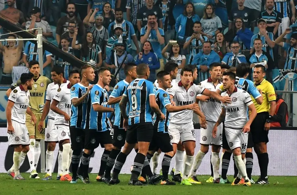 El partido tuvo un final caliente por el reclamo de un penal por parte de Gremio