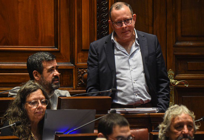 El diputado de Cabildo Abierto, Álvaro Perrone, dialoga con el frenteamplista Nino Medina durante la discusión presupuestal en la Cámara de Diputados