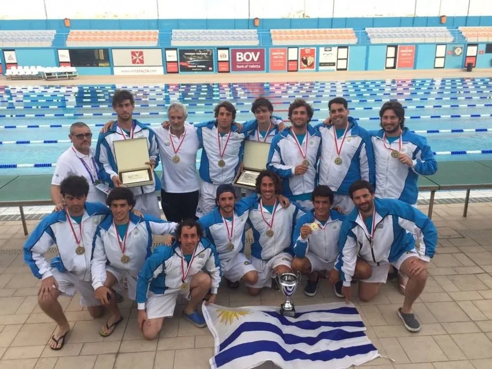 Uruguay con trofeo y medallas