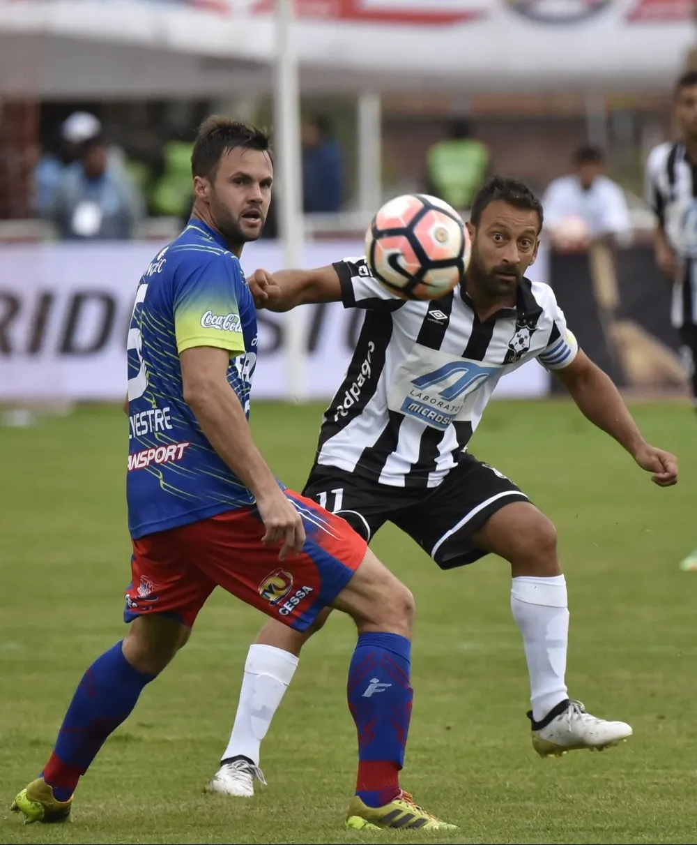 Sergio Blanco defendiendo a Wanderers