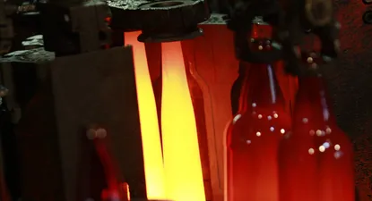 Producción de botellas en la planta de Envidrio, en el Parque Tecnológico Industrial del Cerro