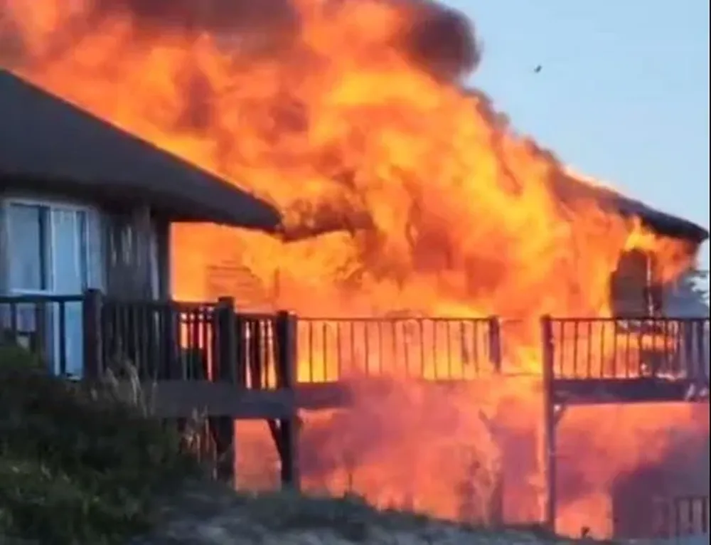 Incendio de un complejo de cabañas en La Paloma