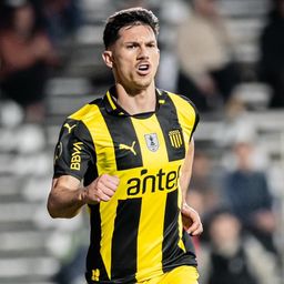 Maximiliano Silvera festeja su gol para Peñarol ante Racing por el Torneo Clausura Maximiliano Silvera festeja su gol para Peñarol ante Racing por el Torneo Clausura