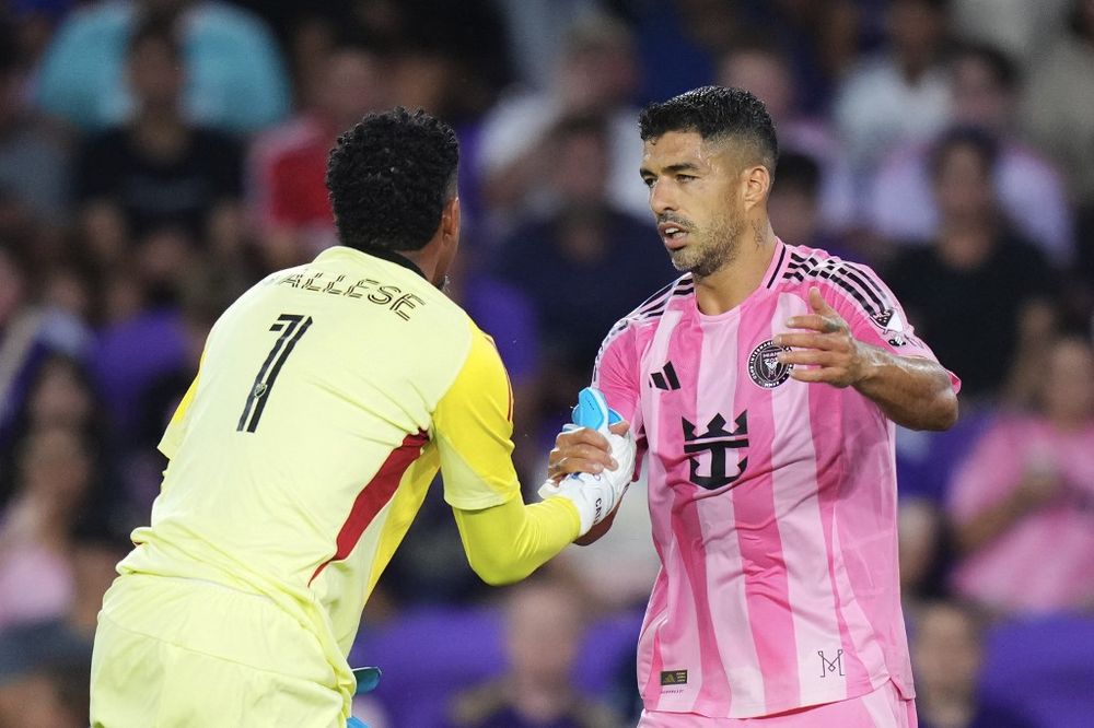 El saludo de Suárez y Gallese El saludo de Suárez y Gallese