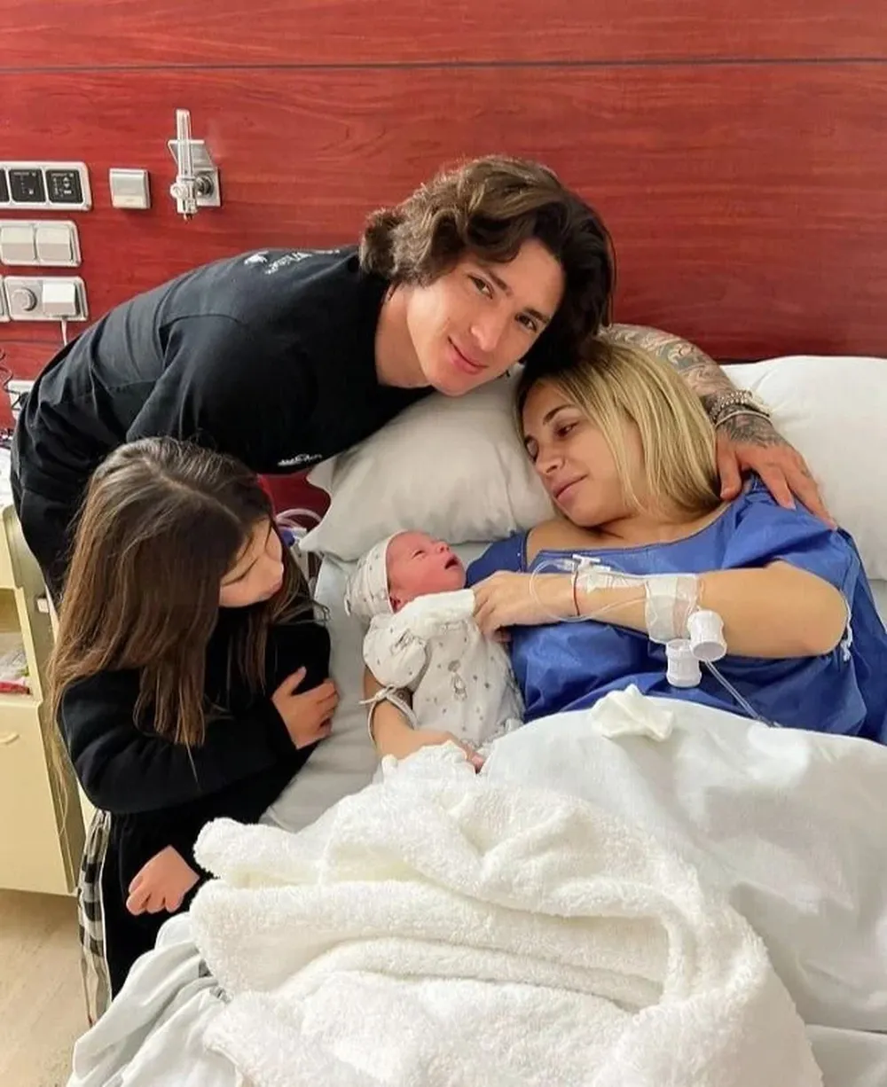 Darwin Núñez y su pareja Lorena Mañas cuando nació su hijo