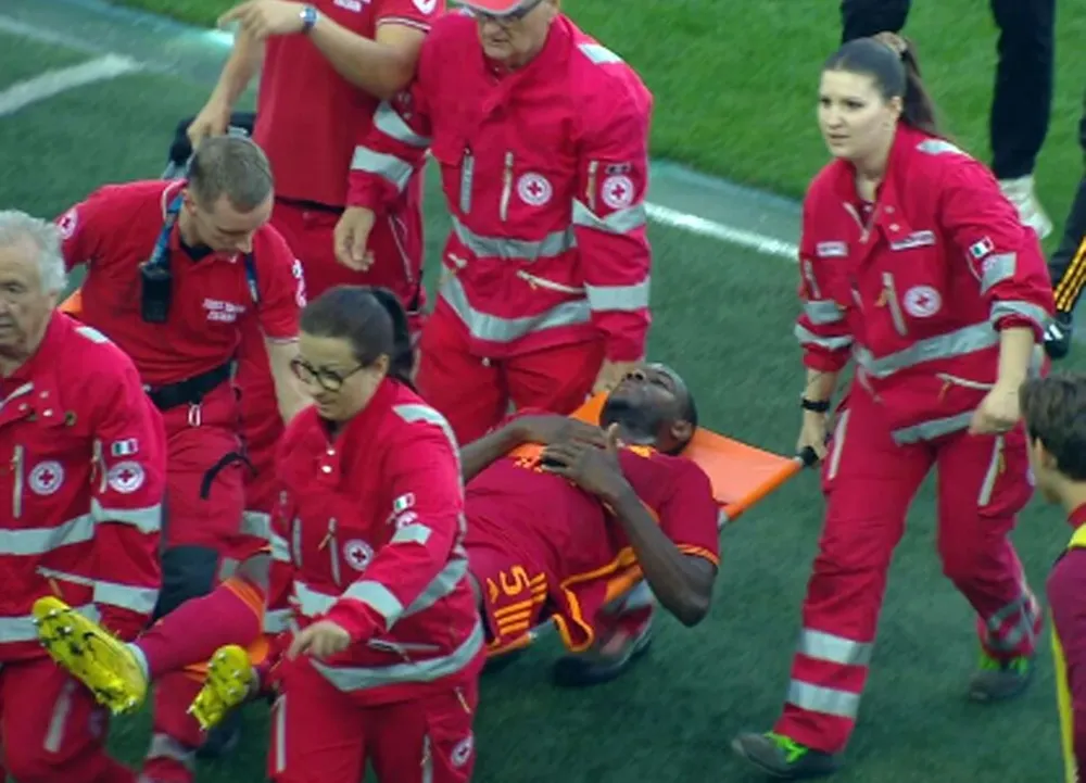 Evan Ndicka es llevado, con conciencia, por los camilleros, luego de lo que fue su desplome en la cancha en el partido Roma ante Udinese