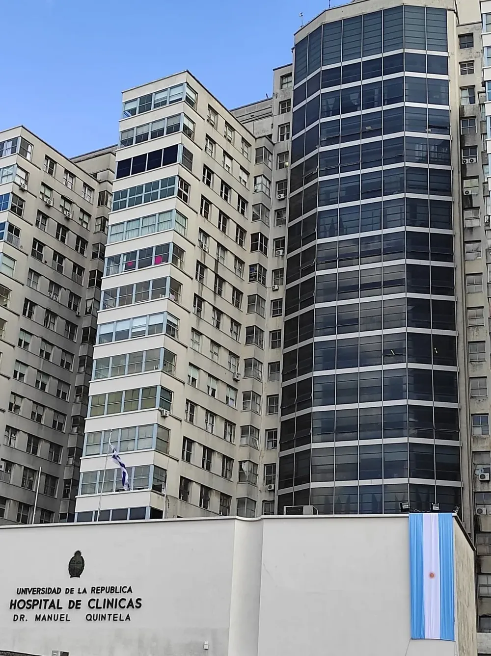 El Hospital de Clínicas luce una bandera argentina