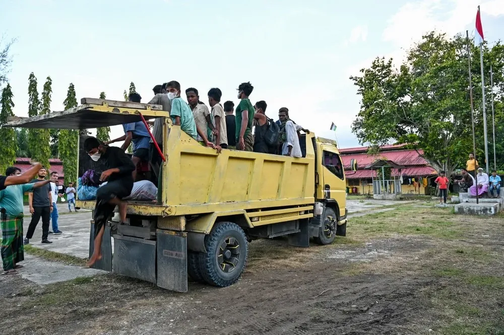 Bajo una dictadura militar, miles de birmanos huyen de los enfrentamientos por la frontera de su país con India.