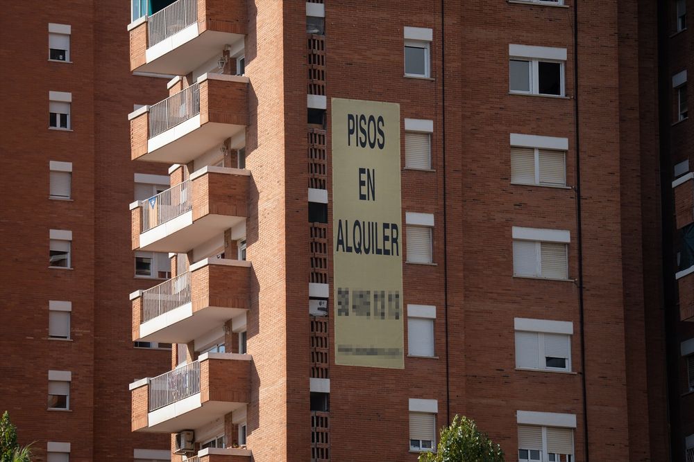 Cartel de alquiler de viviendas en la fachada de un edificio,en Barcelona,