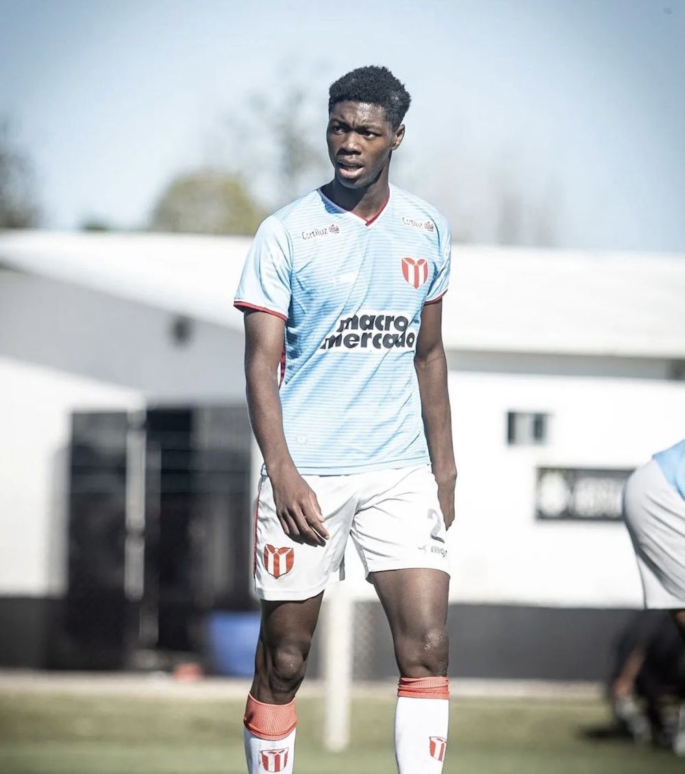 Ahmed Njankouo, zaguero de River Plate convocado a la selección de Uruguay sub 20