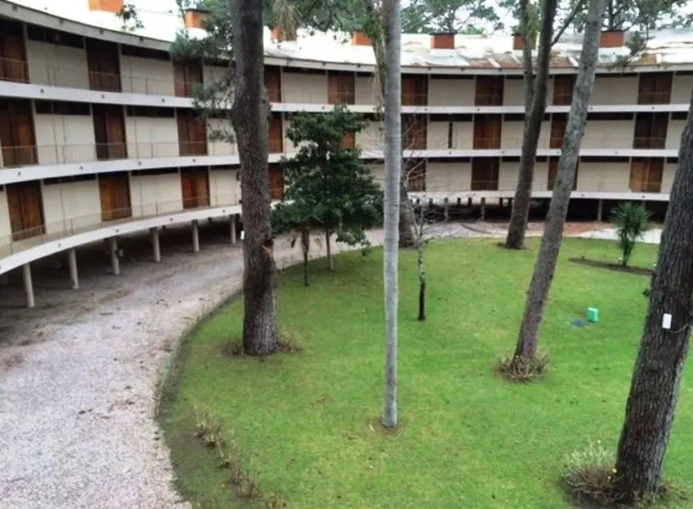 El inmueble en el complejo Arcobaleno, que el rematador Gabriel Etcheverry presentará en remate