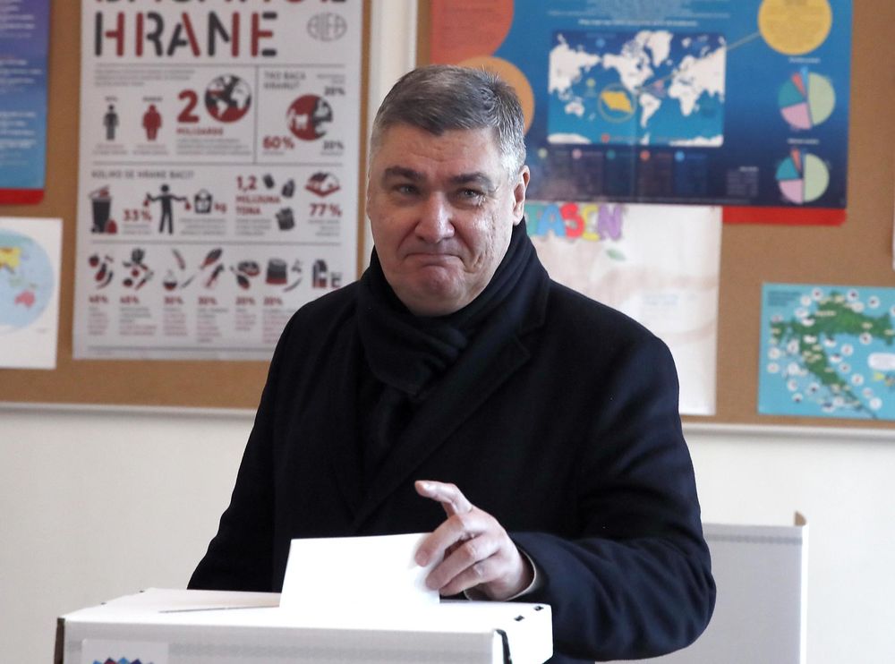 El presidente de Croacia, Zoran Milanovic, votando. EFE.