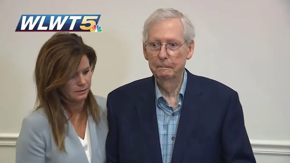 El senador republicano estadounidense Mitch McConnell petrificado otra vez