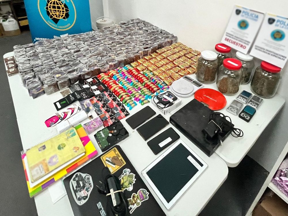 Fueron detenidos un hombre y una mujer y se incautaron más de 500 productos comestibles con THC, entre otros.