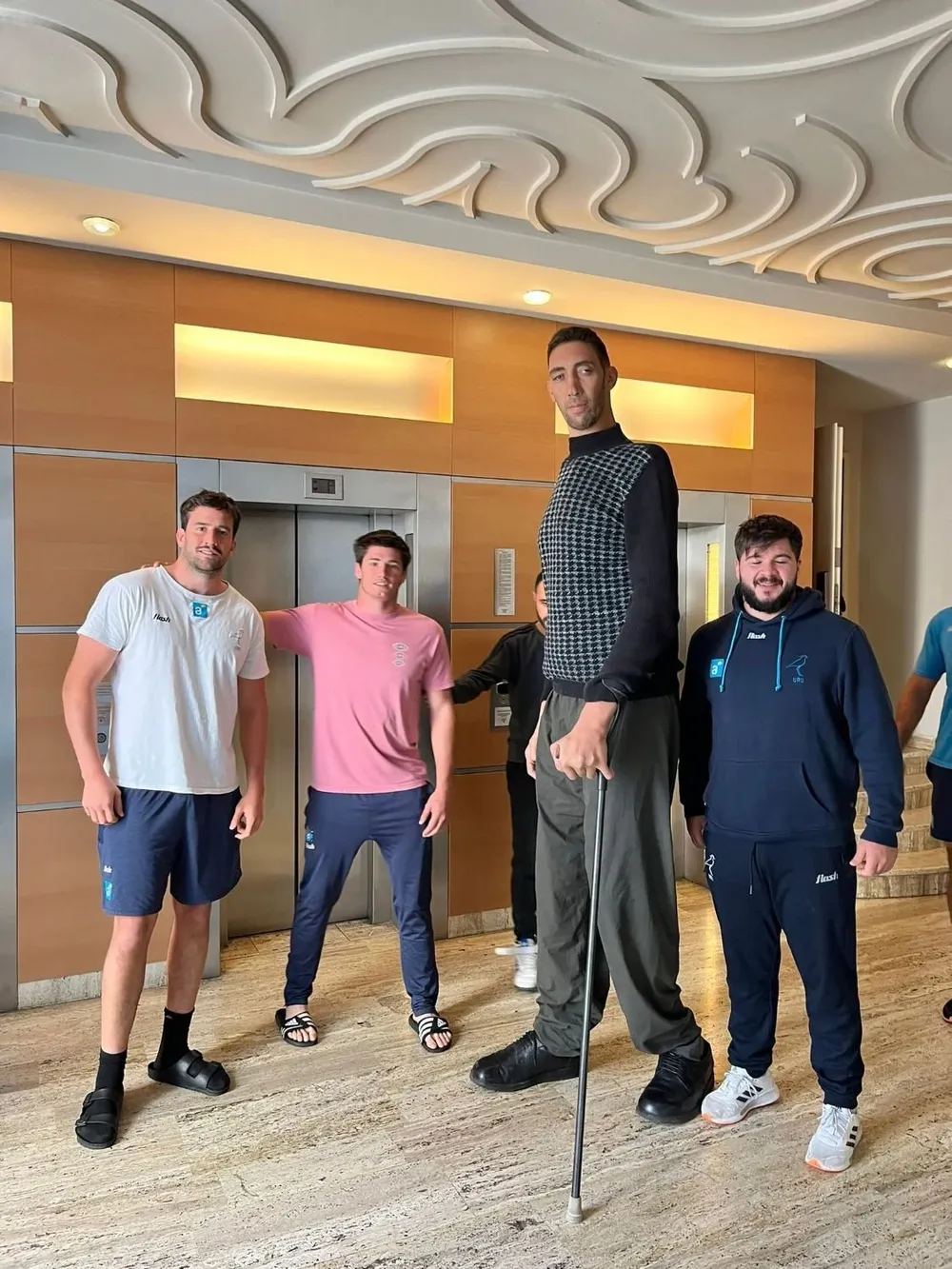 Un grupo de jugadores de Los Teros con el hombre más alto del mundo