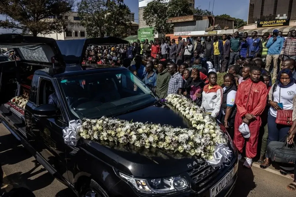 El féretro rodeado de flores.