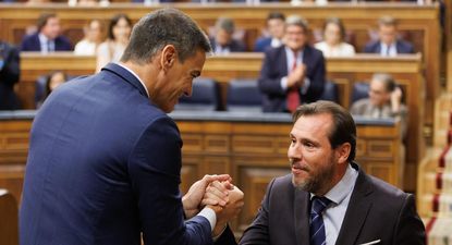 El presidente Pedro Sánchez, y el ministro Oscar Puente, en el Parlamento de España.