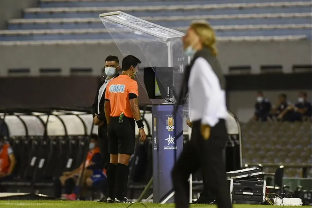 González chequeó la jugada bajo un alud de gritos de los dirigentes